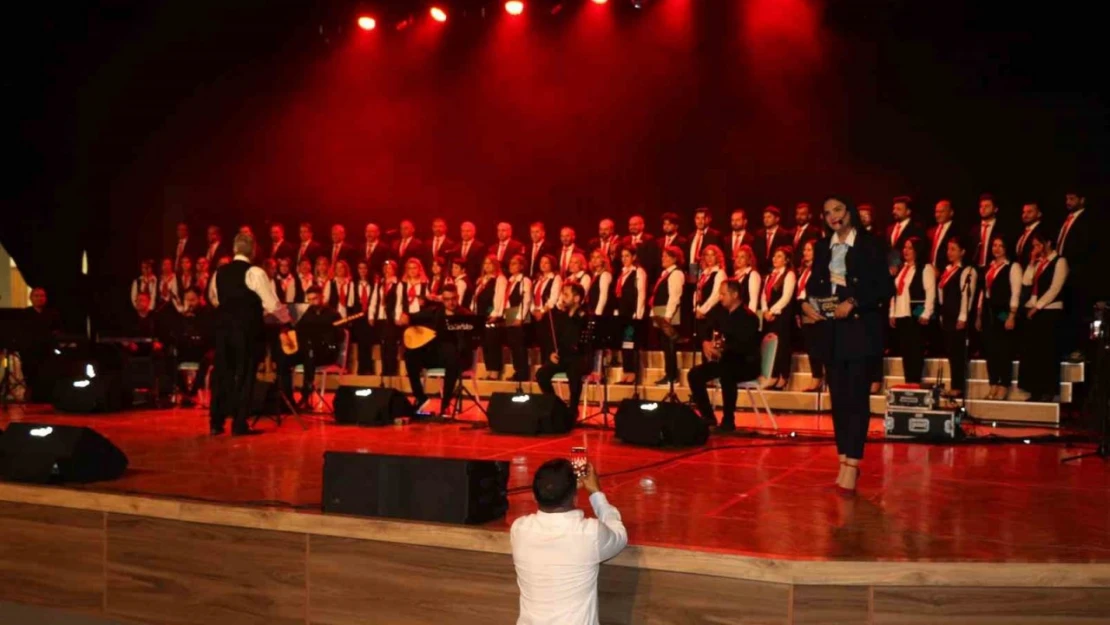 Erzincan'da farklı meslek gruplarından insanların bir araya geldiği 'Kardeşlik Korosu' ilk konserini verdi