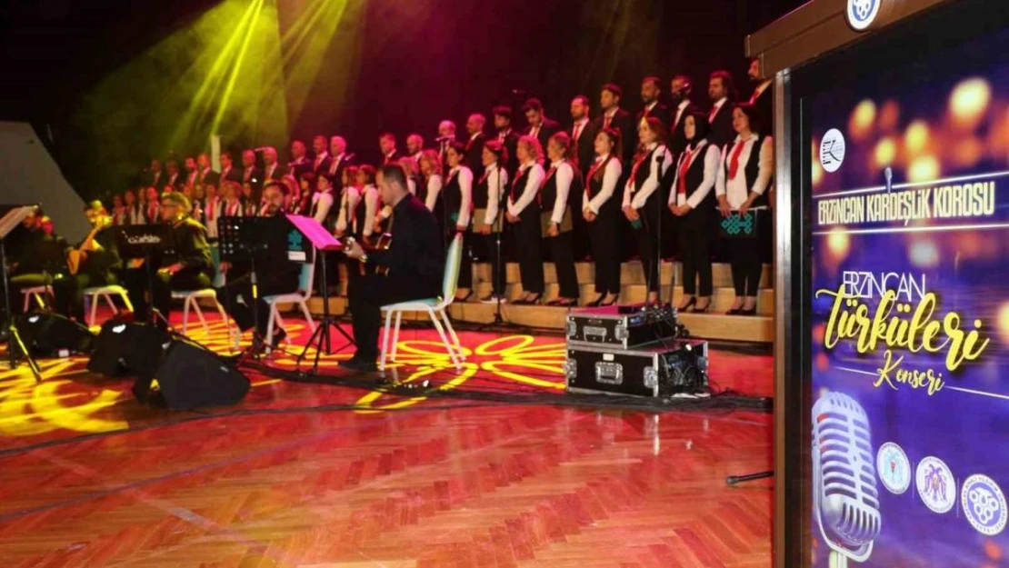 Erzincan'da farklı meslek gruplarından insanların bir araya geldiği 'Kardeşlik Korosu' ilk konserini verdi