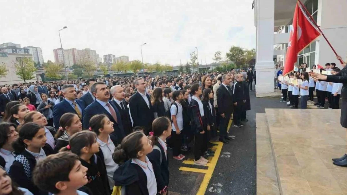 Erzincan'da Filistin için bayrak töreni ve saygı duruşu