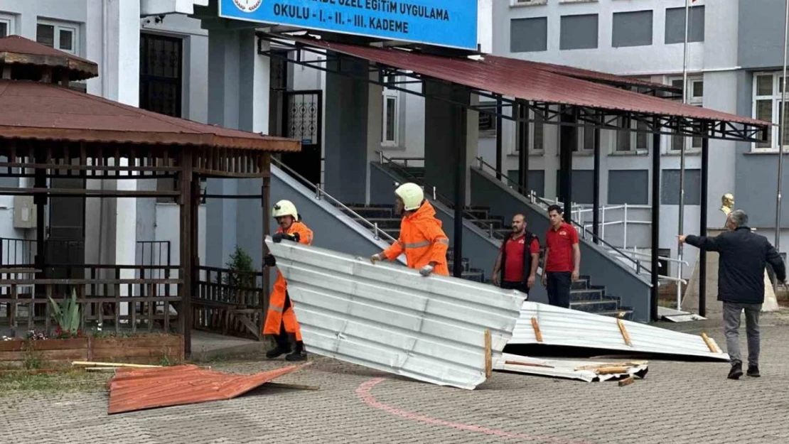 Erzincan'da fırtına ağaçları devirdi, çatıları uçurdu