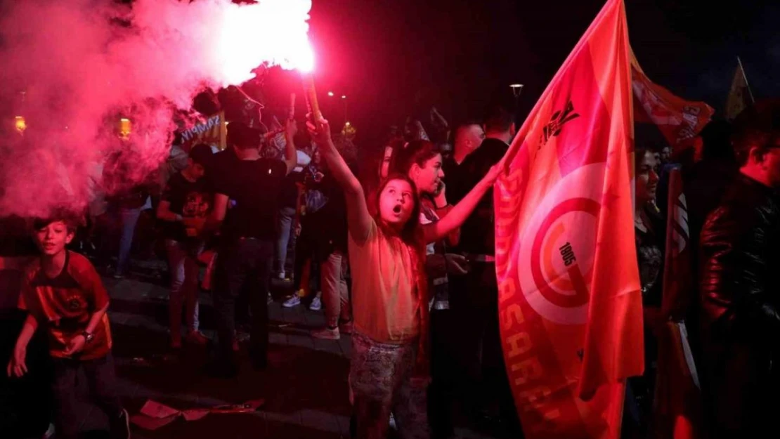 Erzincan'da Galatasaray taraftarları meydanı panayır alanına çevirdi