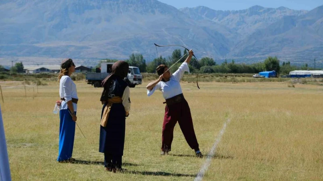 Erzincan'da Geleneksel Türk Okçuluğu Hava Koşusu Türkiye Şampiyonası başladı