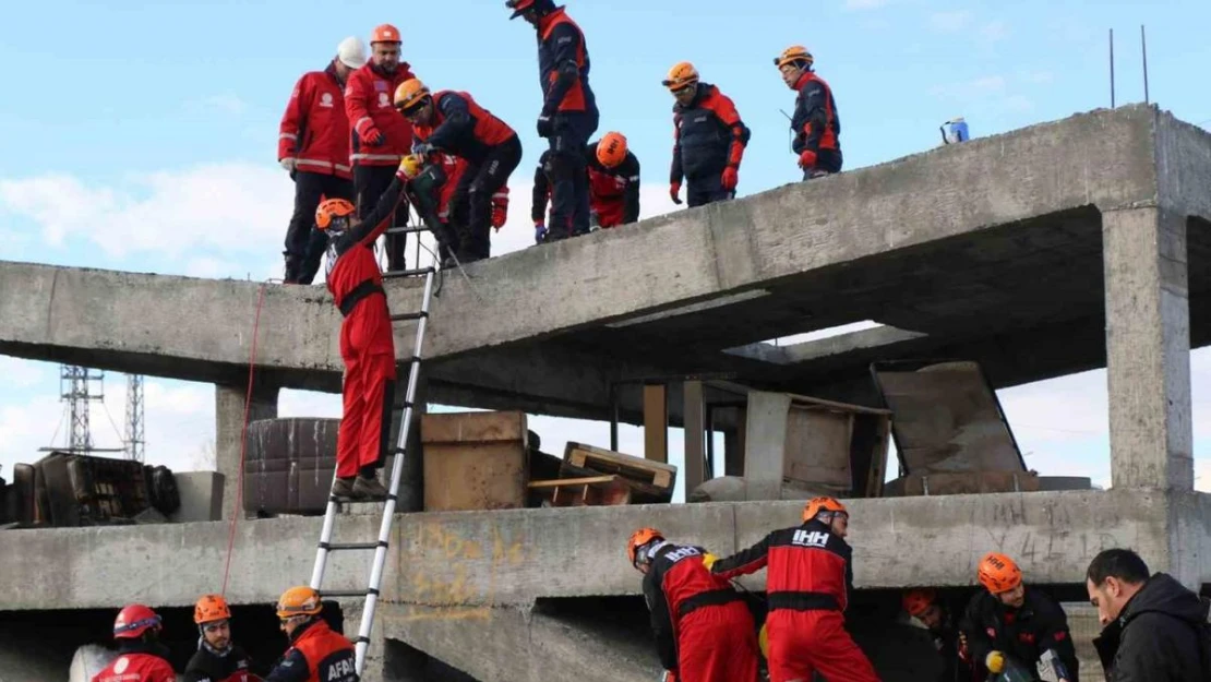 Erzincan'da gerçeği aratmayan deprem tatbikatı