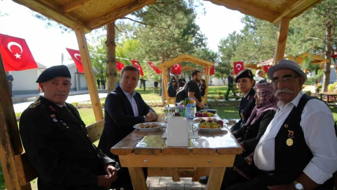 Erzincan'da gözyaşlarını tutamayan şehit aileleri duygu dolu anlar yaşattı