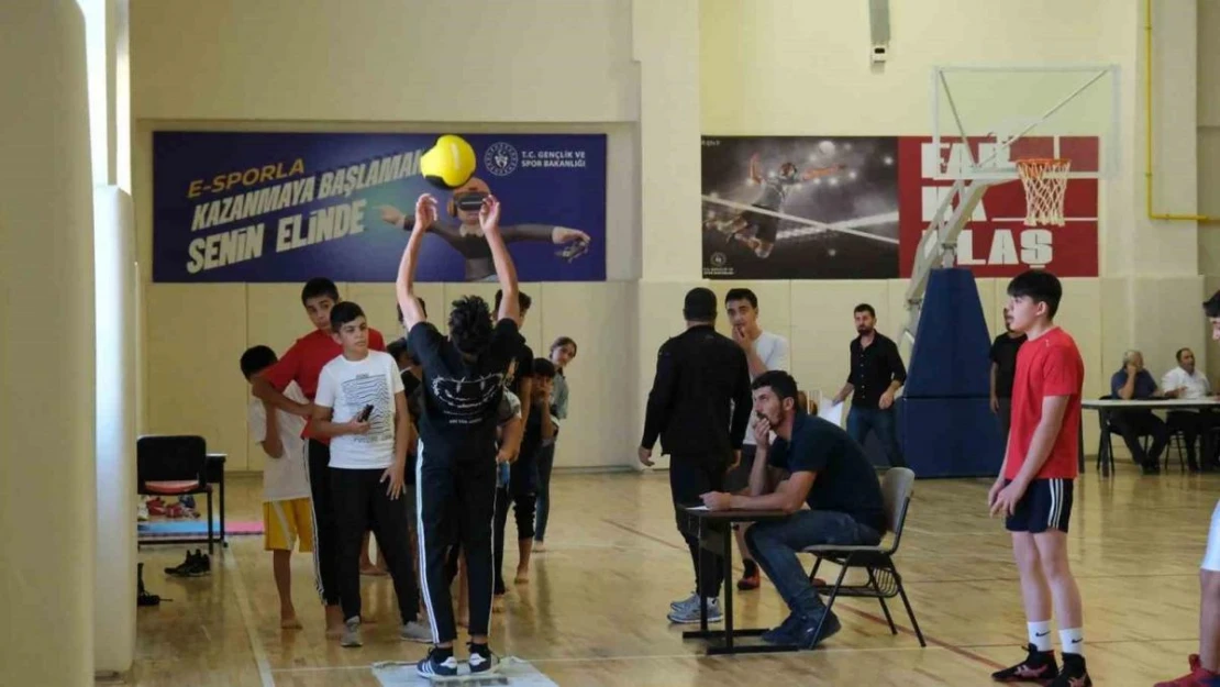 Erzincan'da güreş seçmeleri yapıldı