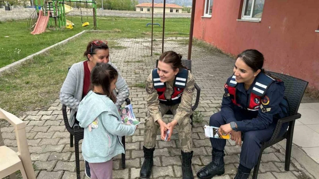 Erzincan'da jandarma ekiplerinden bilgilendirme faaliyeti