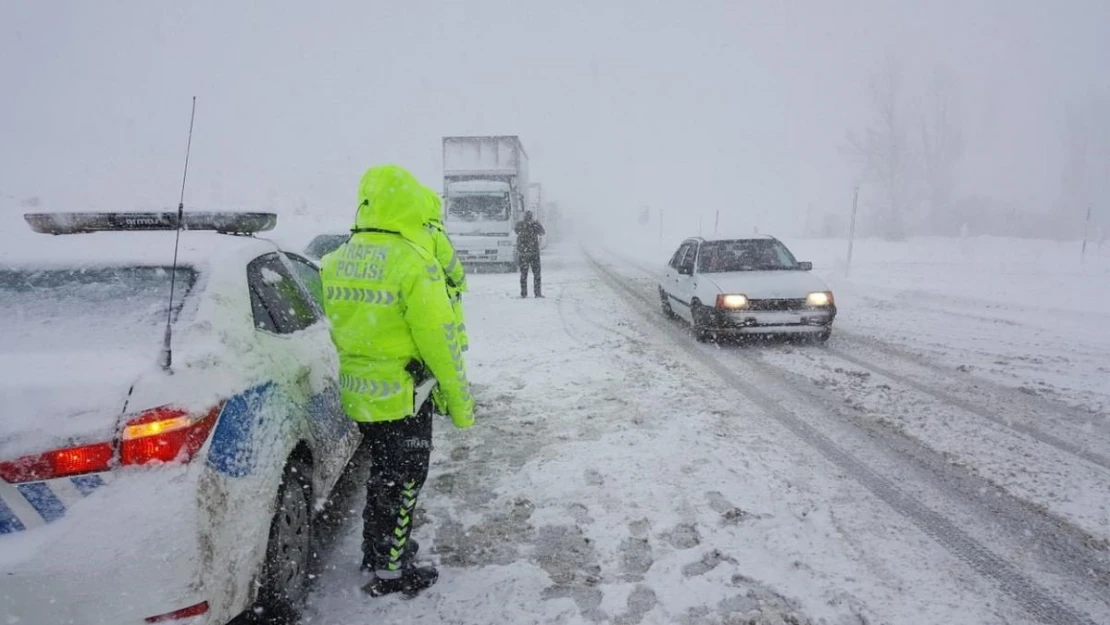 Erzincan'da kar ve tipi ulaşımda aksamalara neden oldu