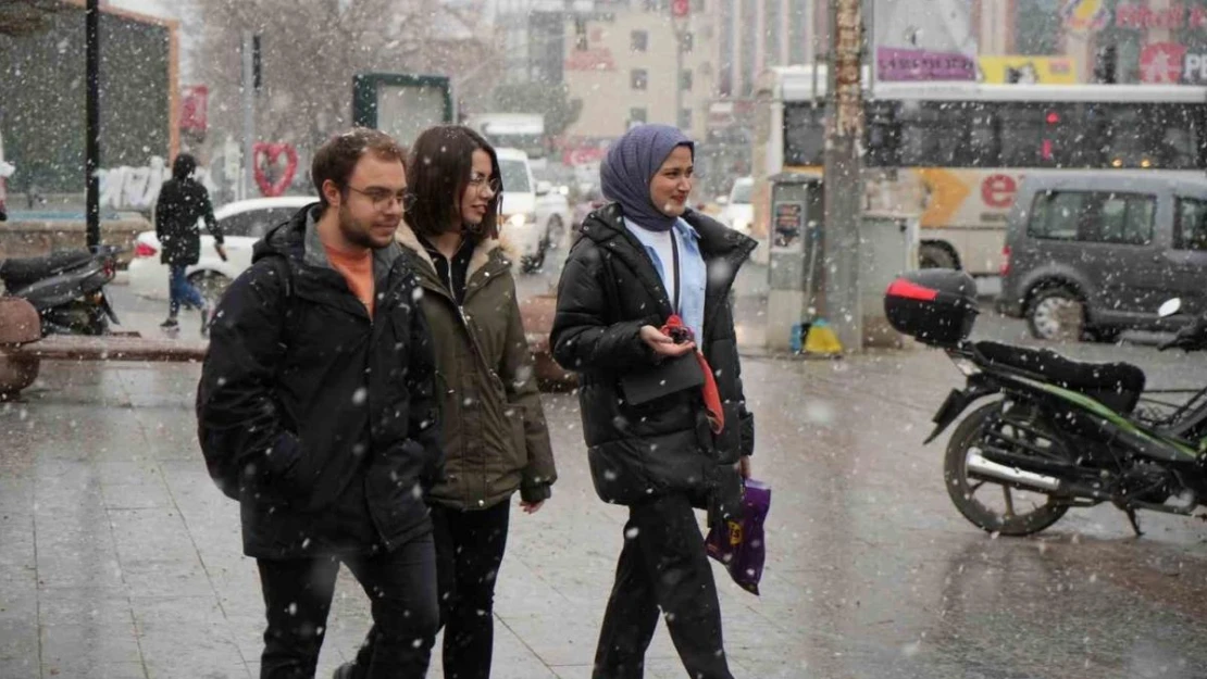 Erzincan'da kar yağışı vatandaşları sevindirdi