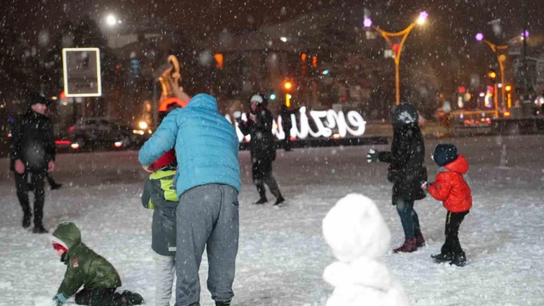 Erzincan'da kar yağışı vatandaşları sevindirdi