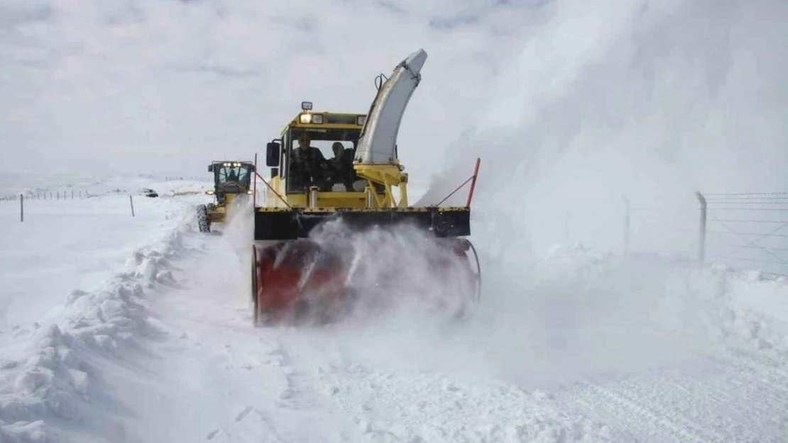 Erzincan'da kardan kapanan 375 köy yolu ulaşıma açıldı