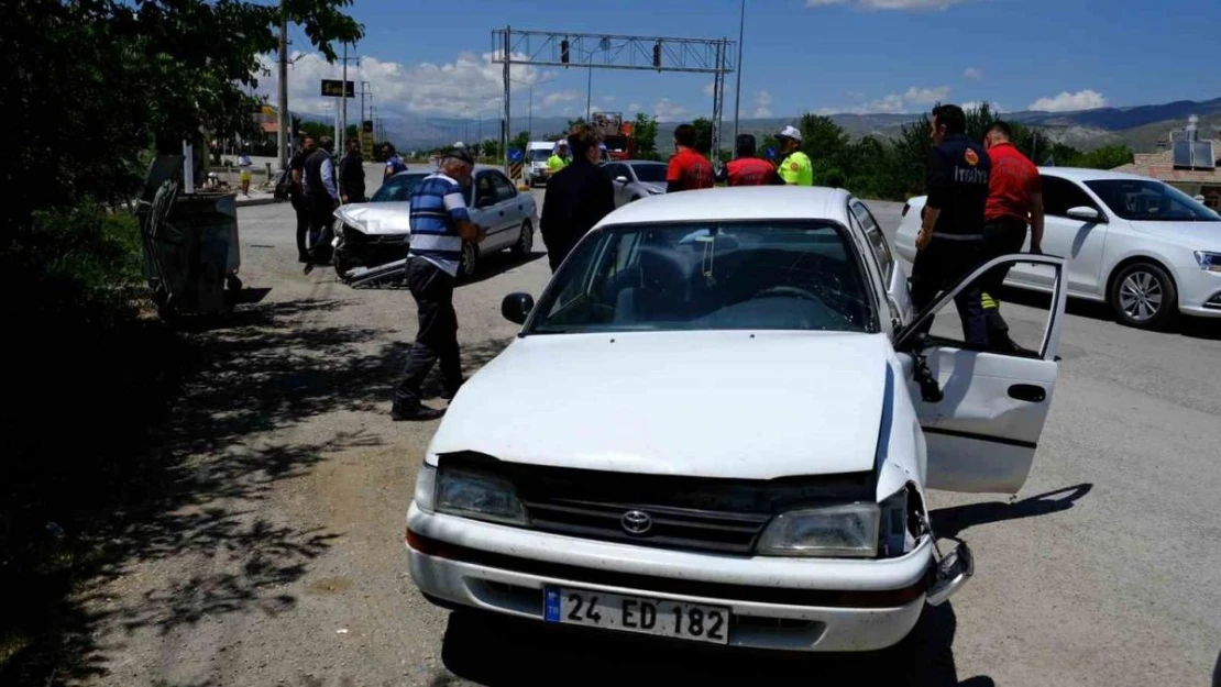 Erzincan'da ki trafik kazalarında 1'i bebek 6 kişi yaralandı