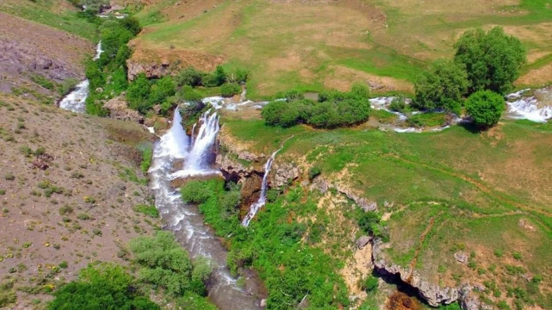 Erzincan'da Konarlı Şelalesi doğal güzelliğiyle ziyaretçilerini bekliyor