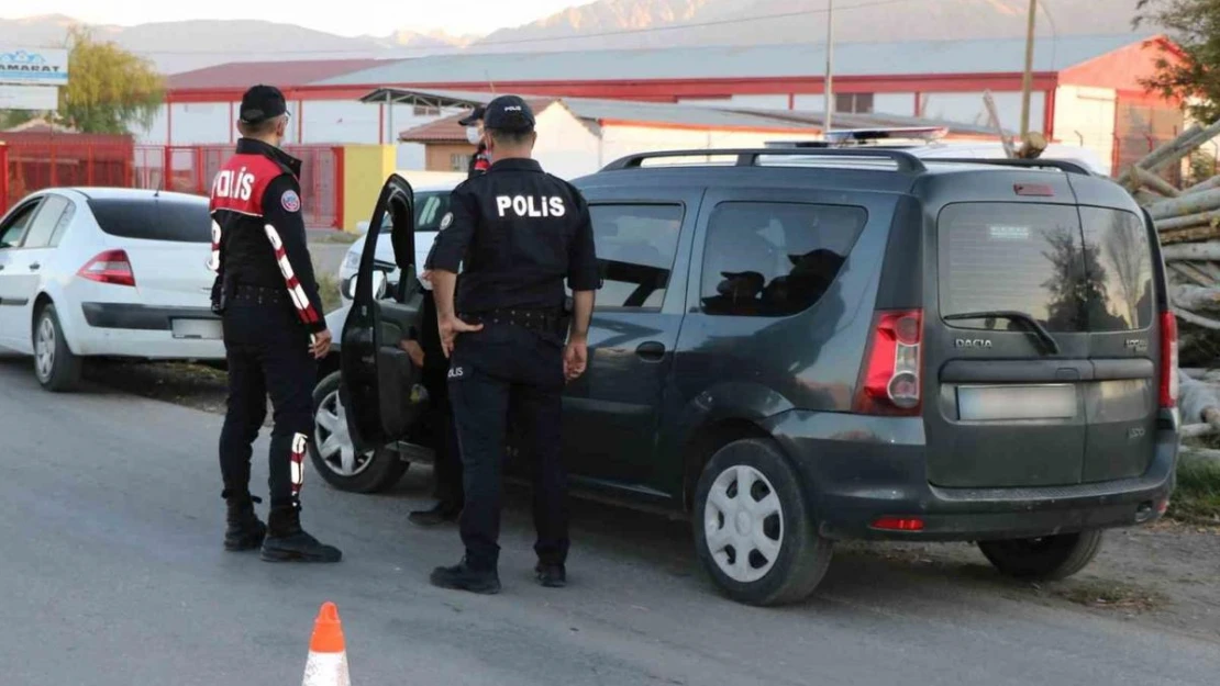 Erzincan'da nisan ayında 60 aranan şahıs ile 50 kaçak göçmen yakalandı