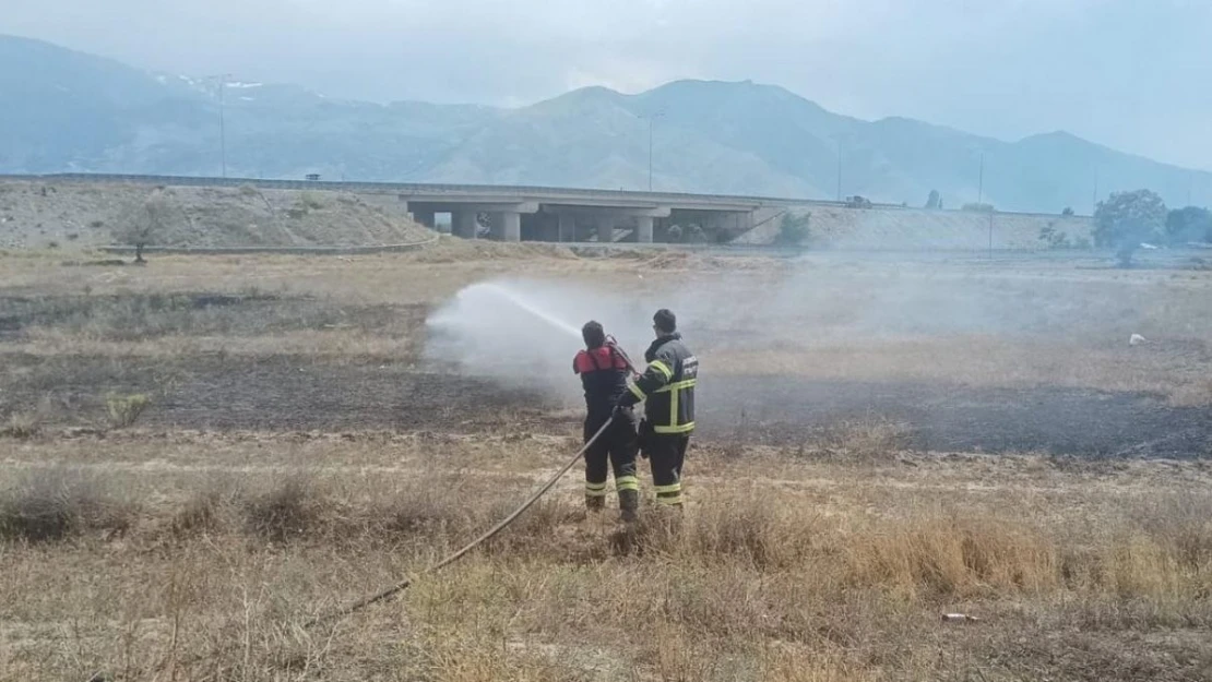 Erzincan'da örtü yangını büyümeden söndürüldü