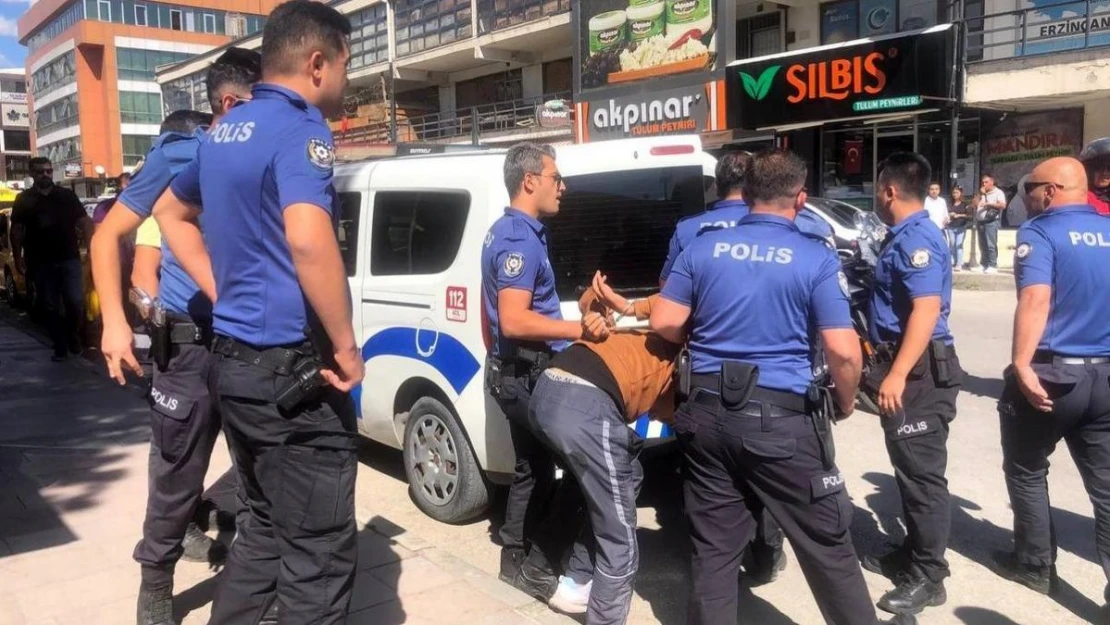 Erzincan'da polislere mukavemette bulunan 2 kişi orantılı güç kullanılarak gözaltına alındı