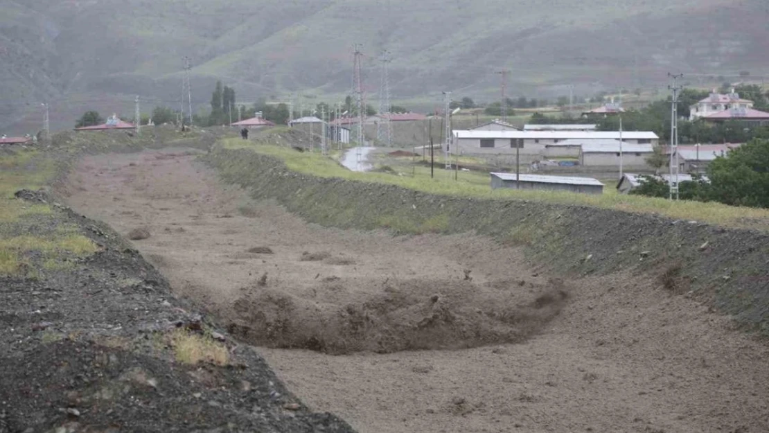 Erzincan'da sağanak sonrası derelerden sel geldi