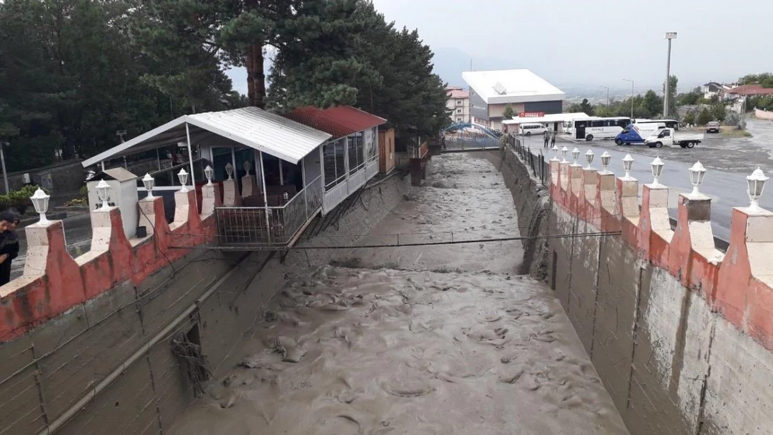 Erzincan'da sağanak yağış derelerden sel getirdi