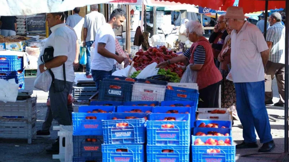 Erzincan'da salçalık domates ve biberler tezgahlarda