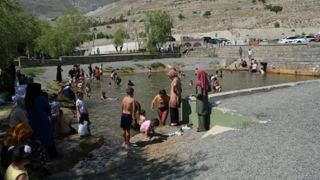 Erzincan'da sıcaktan bunalan vatandaşlar havuzda serinledi