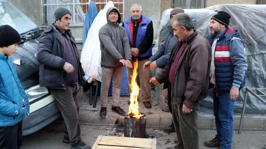 Erzincan'da soğuk havalar pazar esnafına soba kurdurdu