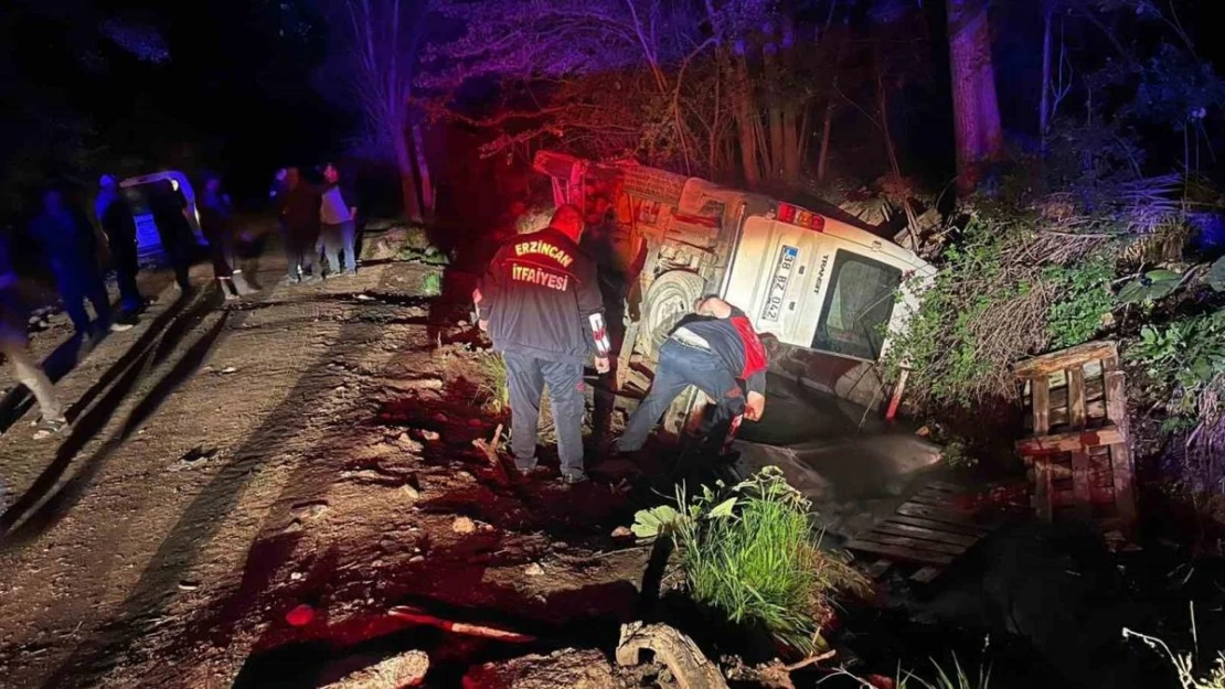 Erzincan'da tarım işçilerini taşıyan minibüs su kanalına devrildi: 6 yaralı