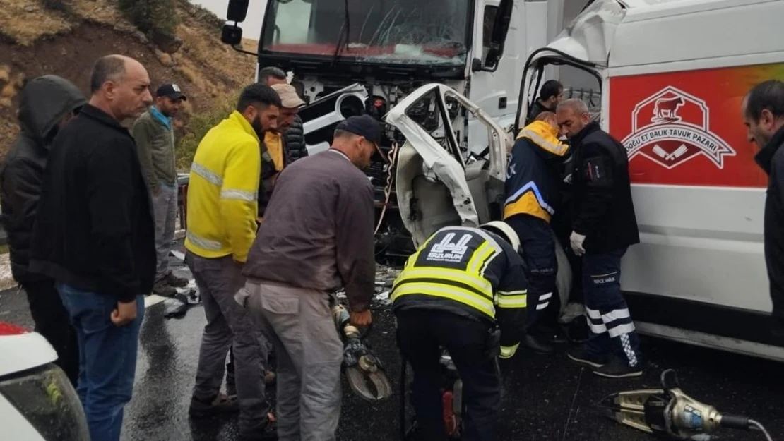 Erzincan'da trafik kazası: 1 ölü, 2 ağır yaralı