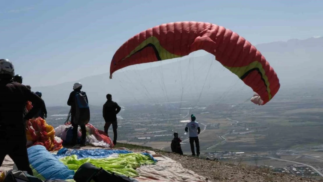 Erzincan'da yamaç paraşütü heyecanı sürüyor