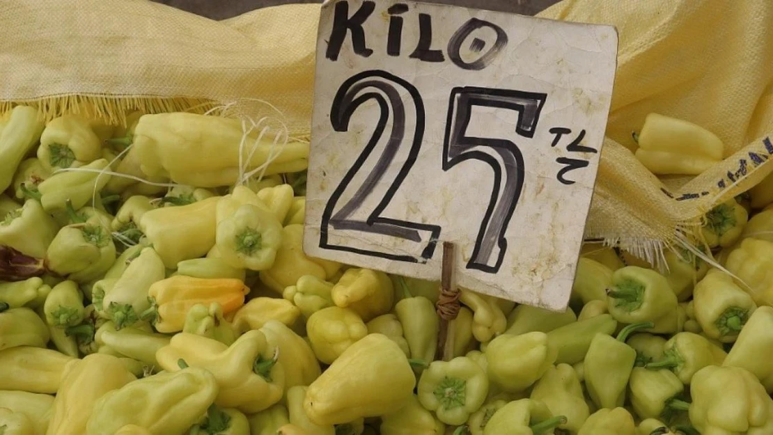 Erzincan'da yerli sebze ve meyvelerin çıkmasıyla semt pazarlarında fiyatlar düştü