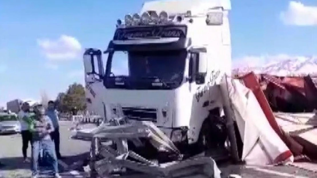 Erzincan - Erzurum karayolunda TIR devrildi, yol uzun süre ulaşıma kapandı