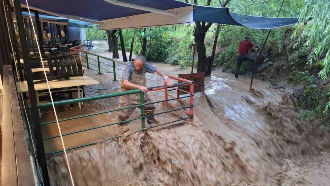 Erzincan'ın turizm beldesi Çağlayan'ı sel vurdu