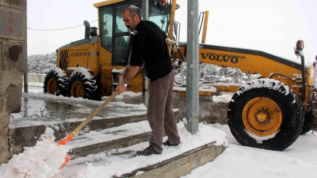 Erzincan'ın yüksek kesimlerinde kar yağışı etkili oldu