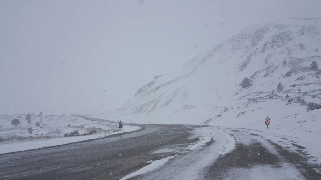 Erzincan'ın yüksek kesimlerinde kar, kent merkezinde bahar