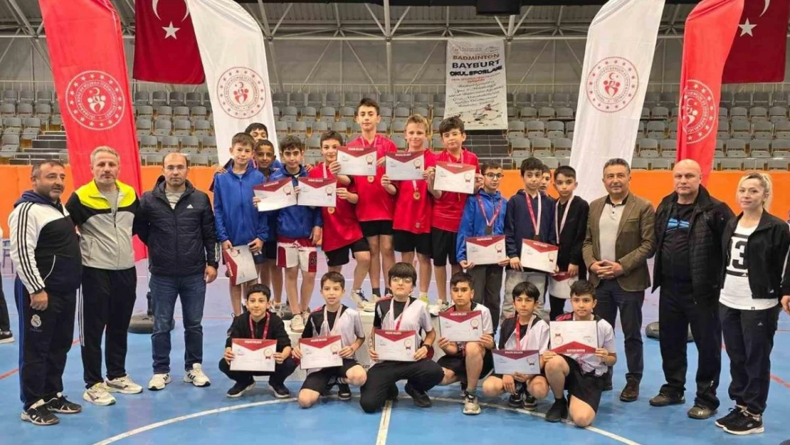 Erzincanlı badmintoncular Bayburt'ta grup birincisi oldu