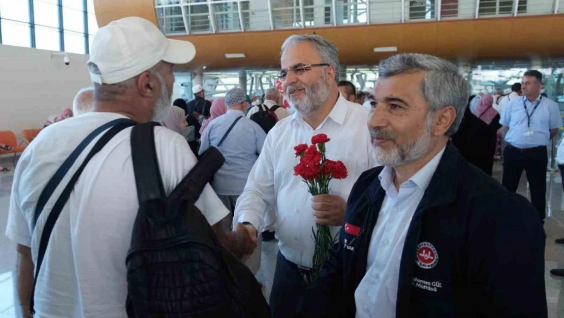 Erzincanlı hacılar havalimanında güllerle karşılandı