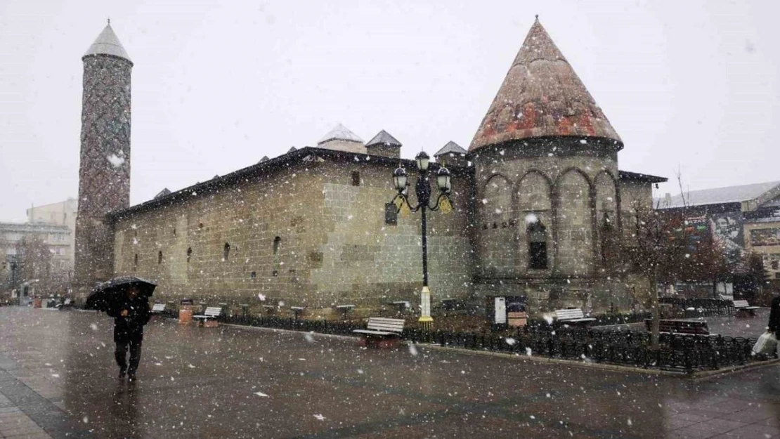 Erzurum'a kar yağışı geri geldi