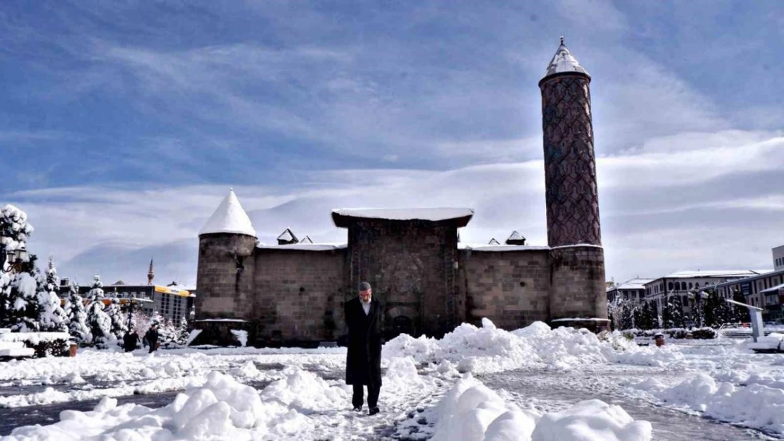 Erzurum'a karla gelen görsel şölen