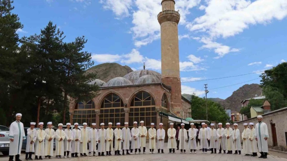 Erzurum'da 58 kuran kursu öğrencisi icazet merasiminde belgelerini aldılar