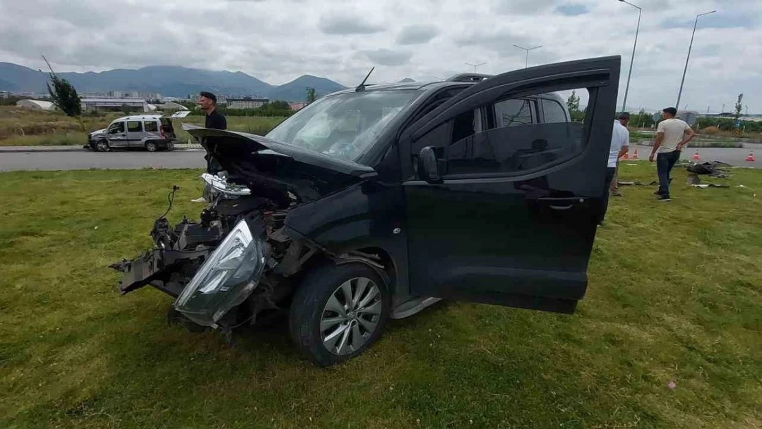 Erzurum'da araçlar kafa kafaya çarpıştı: 9 yaralı