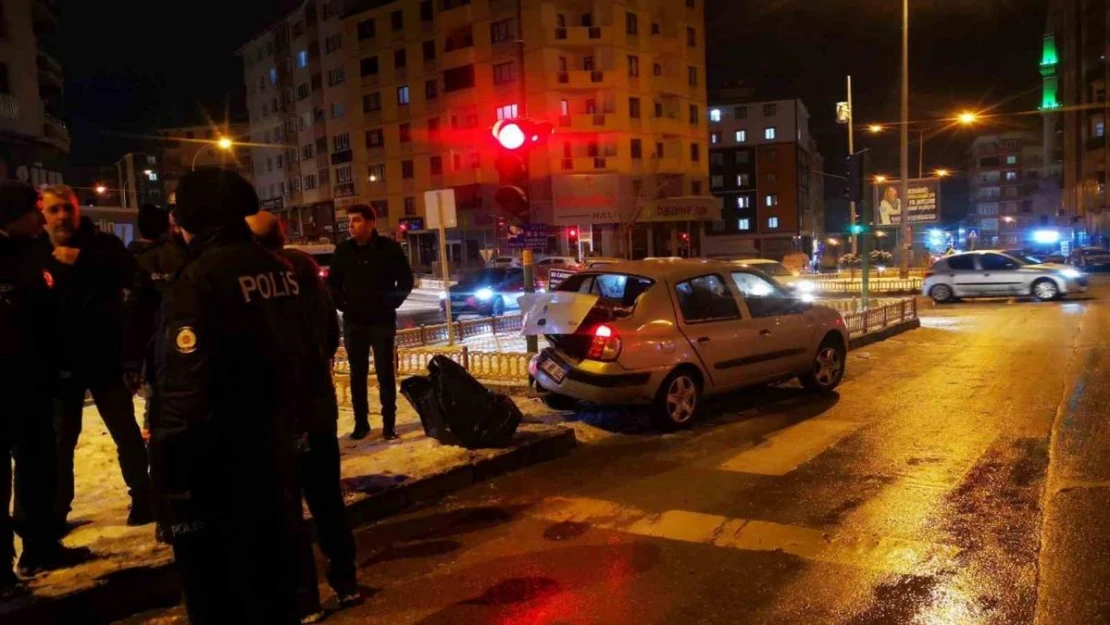 Erzurum'da buzlanma ve kar yağışı kazalara neden oldu