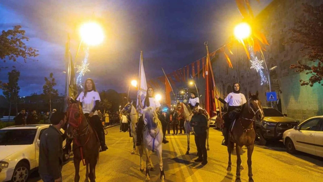 Erzurum'da fener alayı düzenlendi