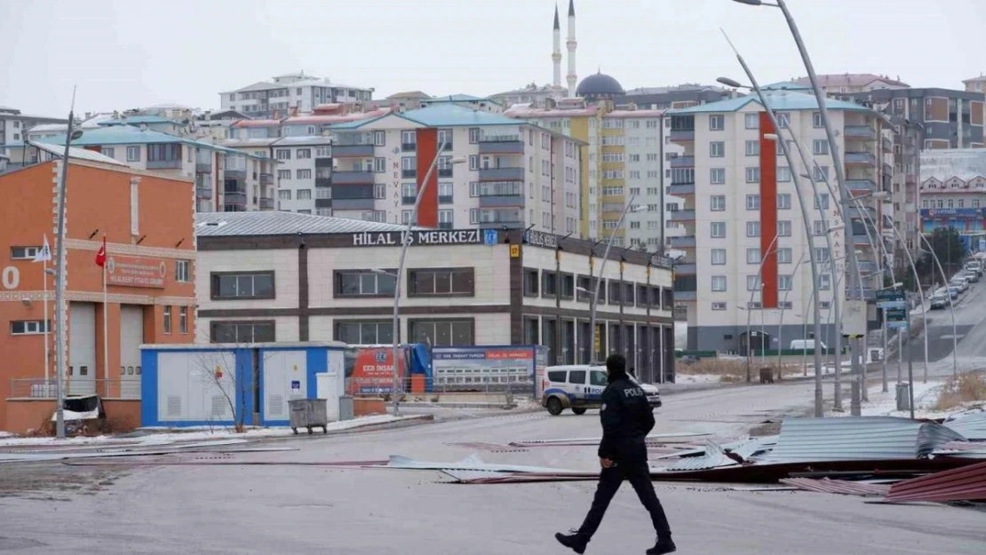 Erzurum'da fırtına çatıları uçurdu