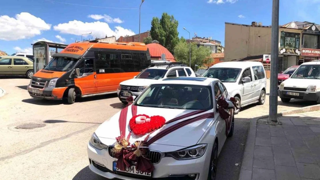 Erzurum'da gelin arabalarında ay-yıldız sevgisi