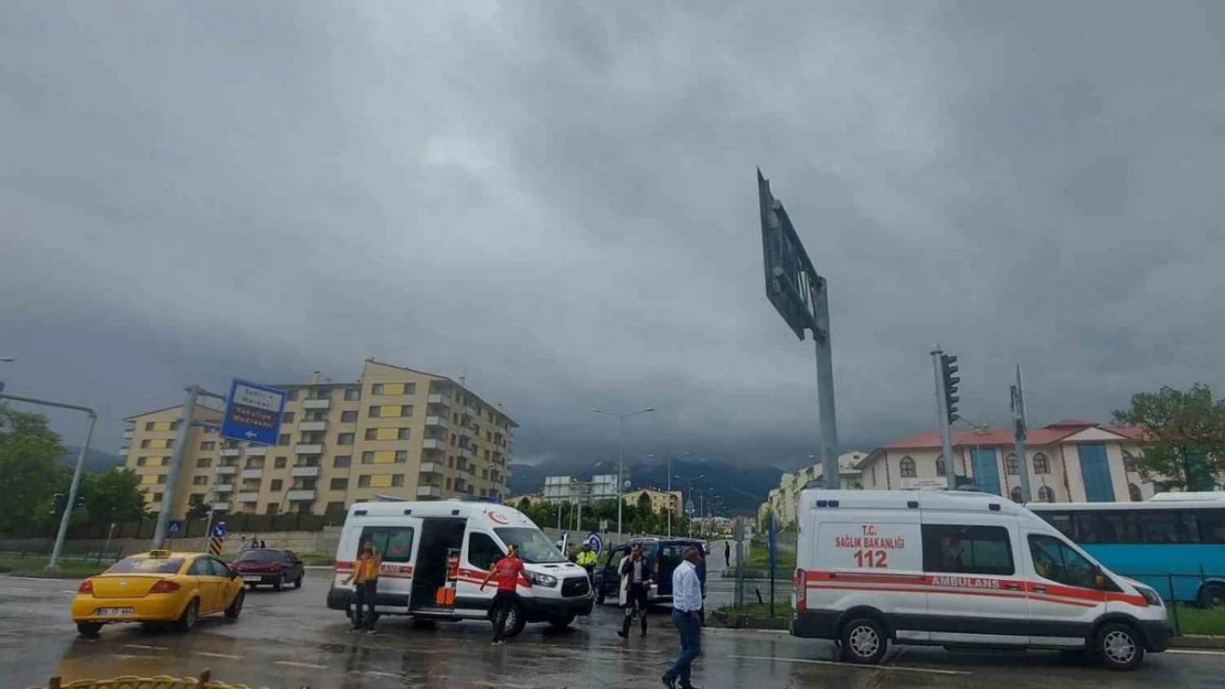 Erzurum'da ambulans kaza yaptı