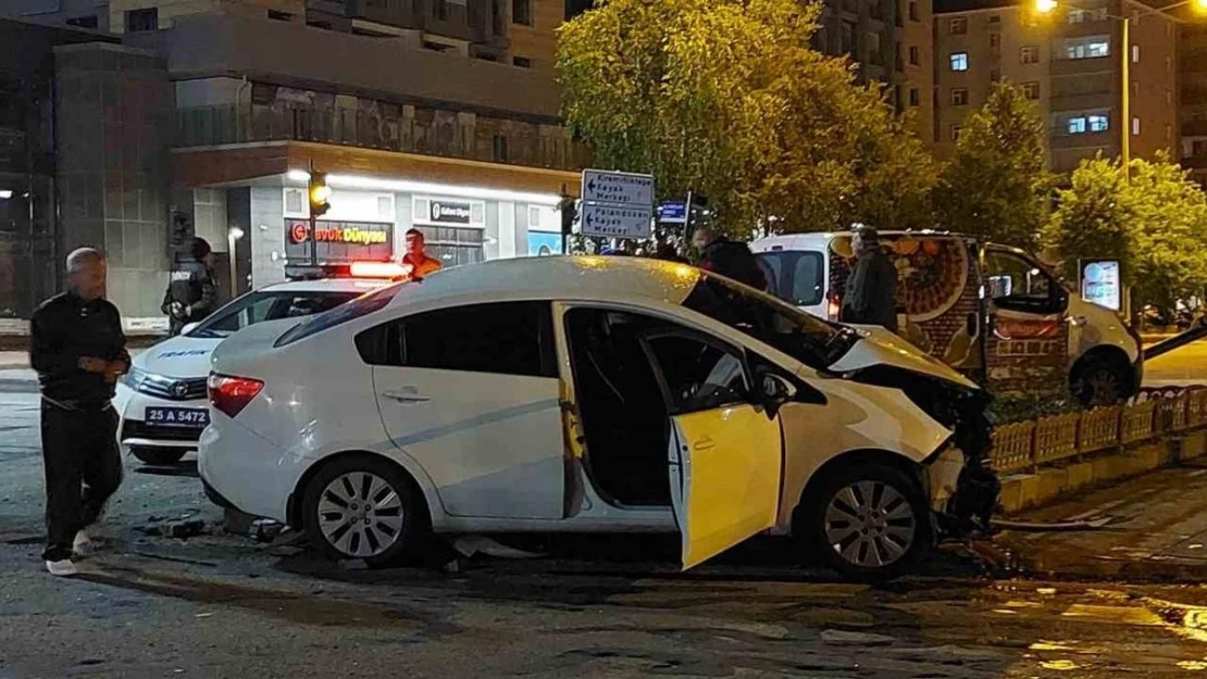 Erzurum'da iki araç çarpıştı: 2 yaralı