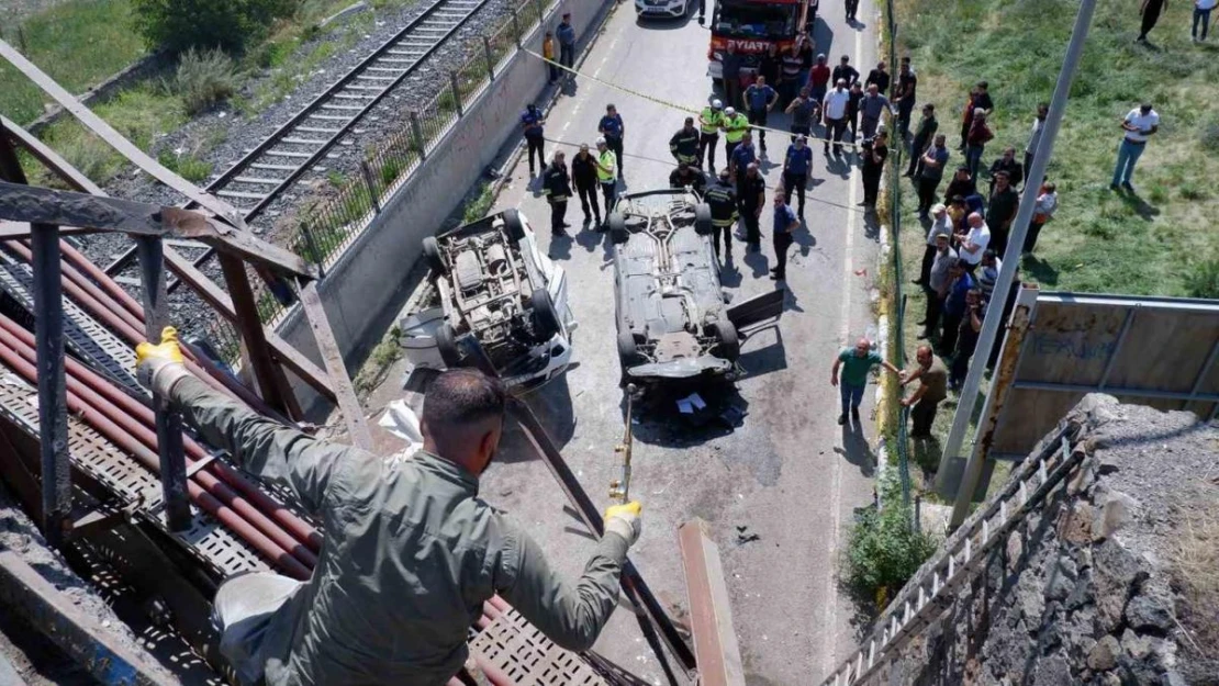 Erzurum'da can pazarı... İki araç köprüden uçtu