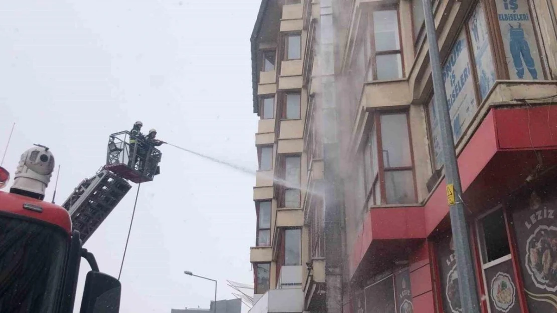 Erzurum'da işyerinin çatısında çıkan yangın itfaiye ekiplerince söndürüldü