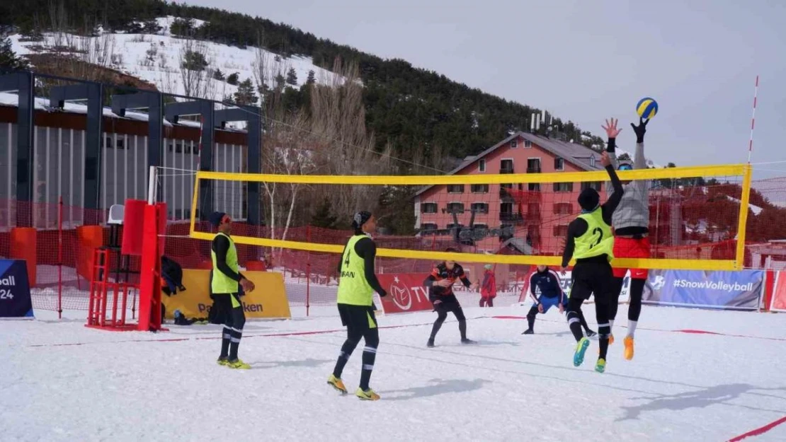 Erzurum'da kar voleybolu heyecanı