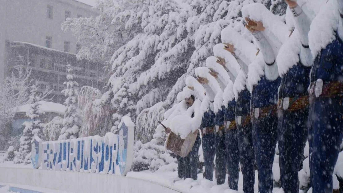 Erzurum'da kar yağışı hayatı olumsuz etkiliyor