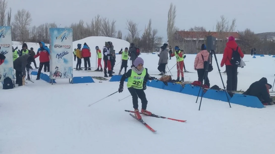 Erzurum'da kayaklı koşu yarışları nefes kesti