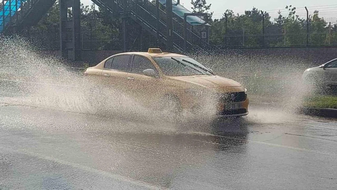 Erzurum'da sağanak yağış hayatı durma noktasına getirdi